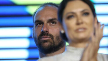 Eduardo Bolsonaro volta a atacar Michelle, provoca reação de irmão e acirra crise na direita
