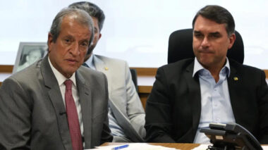 Foto com sicário: nova versão de Flávio Bolsonaro contrasta com Valdemar da Costa Neto