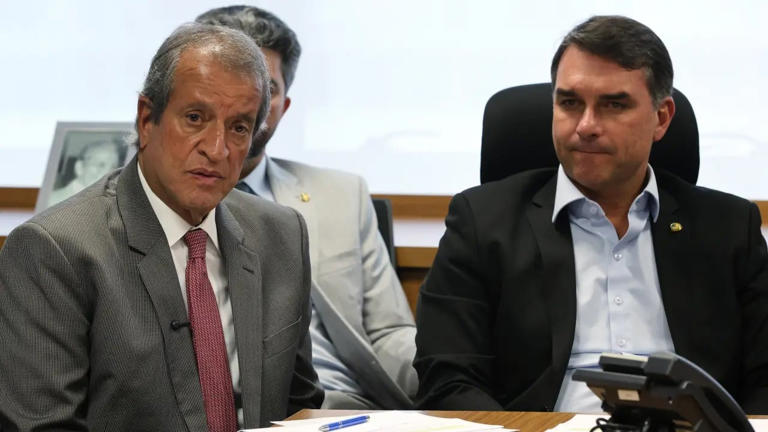 No momento, você está visualizando Foto com sicário: nova versão de Flávio Bolsonaro contrasta com Valdemar da Costa Neto