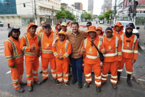 Leia mais sobre o artigo Prefeito Renato Junior inicia semana dos 100 dias acompanhando trabalho dos garis da Semulsp no centro de Manaus