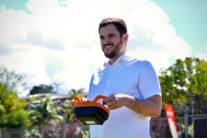 Leia mais sobre o artigo Prefeito Renato Junior inova e testa robôs de roçagem para modernizar e ampliar a capacidade da limpeza pública em Manaus