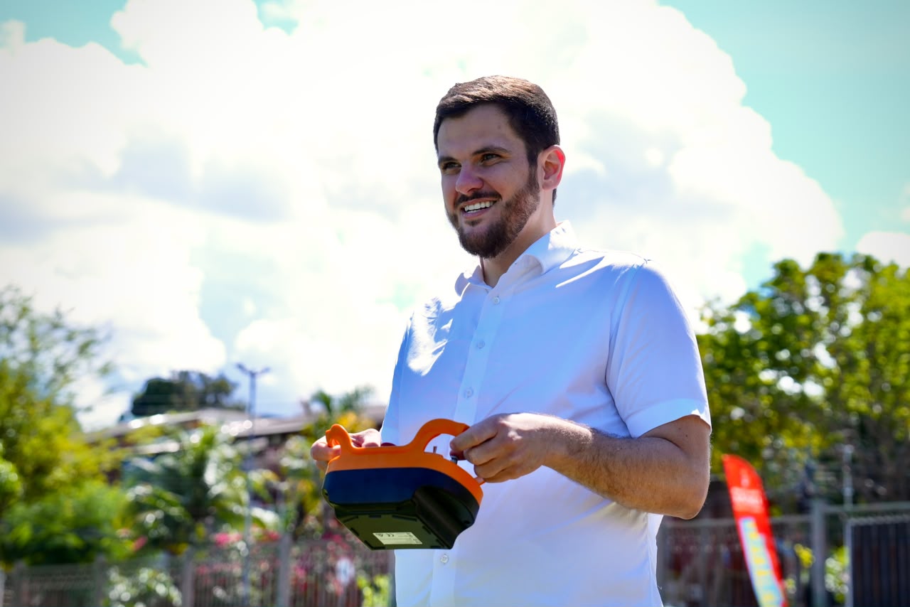 No momento, você está visualizando Prefeito Renato Junior inova e testa robôs de roçagem para modernizar e ampliar a capacidade da limpeza pública em Manaus