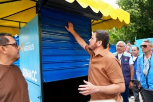 Leia mais sobre o artigo Prefeito Renato Junior entrega primeiras 26 bancas padronizadas para camelôs do centro de Manaus