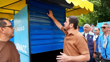 Prefeito Renato Junior entrega primeiras 26 bancas padronizadas para camelôs do centro de Manaus