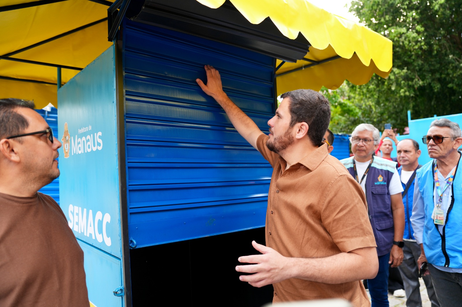 No momento, você está visualizando Prefeito Renato Junior entrega primeiras 26 bancas padronizadas para camelôs do centro de Manaus
