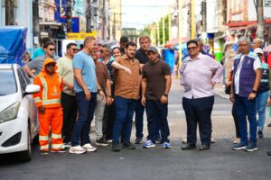 Leia mais sobre o artigo Prefeito Renato Junior vistoria serviços de limpeza com nova tecnologia na zona Norte e afirma que robôs de roçagem ampliam produtividade sem substituir garis na limpeza urbana