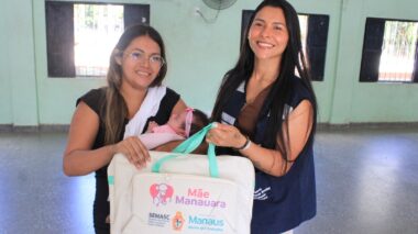 Prefeitura de Manaus entrega kits ‘Mãe Manauara’ a gestantes da zona Leste