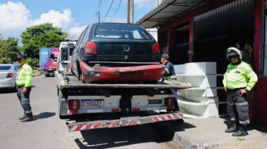 Operação ‘Sucata’ da prefeitura retira veículos abandonados na zona Norte de Manaus