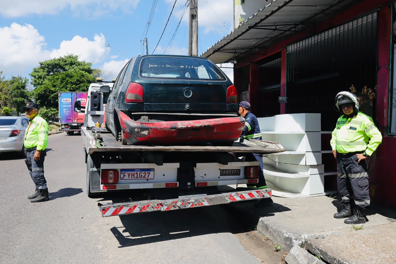 No momento, você está visualizando Operação ‘Sucata’ da prefeitura retira veículos abandonados na zona Norte de Manaus