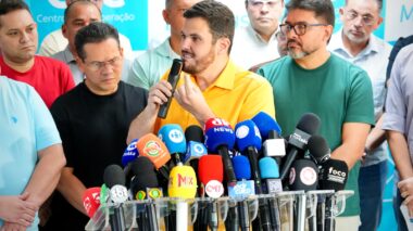 Prefeito Renato Junior afirma que cobrará Estado na Justiça por repasses do Passe Livre Estudantil e que mantém transporte coletivo em dia