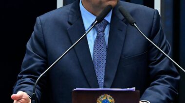 Eduardo Braga comemora decisão da Justiça que suspende restrição da Receita à Zona Franca de Manaus.