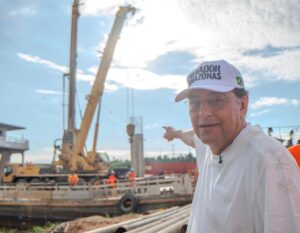 Leia mais sobre o artigo Eduardo Braga entrega ampliação do Porto de Tefé e acompanha obra que transforma antigo sonho da Ponte do Abial em realidade