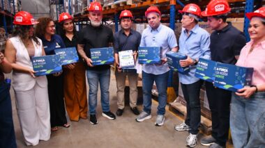 Cabo Maciel acompanha início do envio de kits escolares, fardamentos e equipamentos para escolas do interior