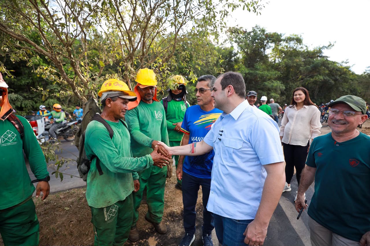 No momento, você está visualizando Governador Roberto Cidade fiscaliza obras de pavimentação em Manicoré