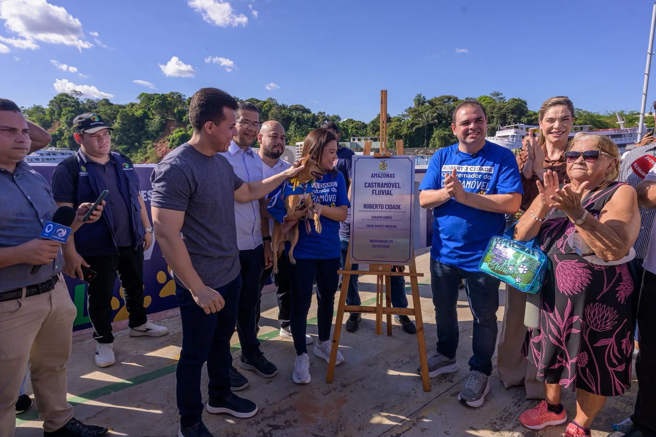 No momento, você está visualizando Governador Roberto Cidade entrega primeiro Castramóvel Fluvial do mundo para ampliar atendimento veterinário no interior do Amazonas