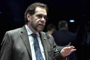Leia mais sobre o artigo Emenda de Plínio para “modernizar” Exército bancou de picles a colchão antialérgico