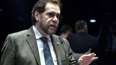 Emenda de Plínio para “modernizar” Exército bancou de picles a colchão antialérgico
