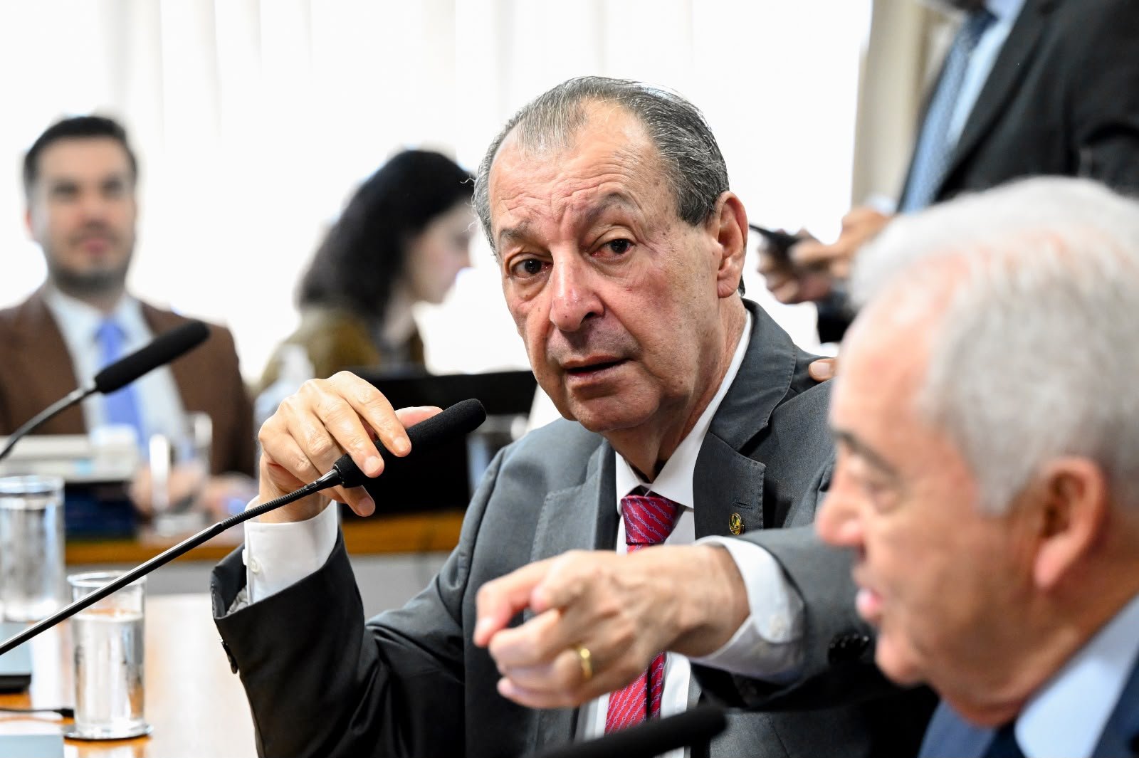 No momento, você está visualizando Omar apresenta relatório pelo fim da escala 6×1 e reduz a jornada semanal dos trabalhadores sem redução salarial