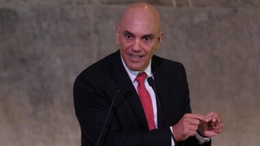 Moraes se revolta e manda suspender pagamentos de sete tribunais