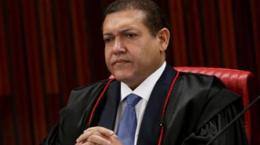 Nunes indica condenação de Flávio por IA de Bolsonaro e toma decisão sobre cassação