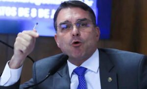 Leia mais sobre o artigo Flávio Bolsonaro intensifica ataques a Moraes: “Grande articulador político de Lula”