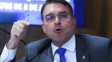 Flávio Bolsonaro intensifica ataques a Moraes: “Grande articulador político de Lula”