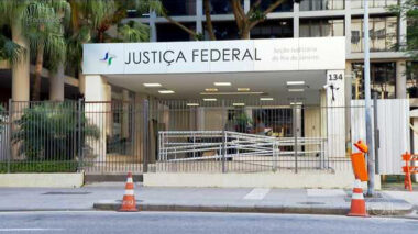 Quadrilha que desviou R$ 45 milhões de clientes da Caixa recebeu informações vazadas da Justiça