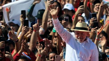 O recado de Lula para Flávio Bolsonaro em seu primeiro discurso de campanha