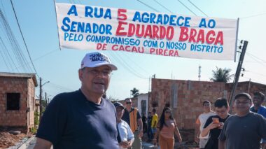 Morador que duvidava da pavimentação recebe Eduardo Braga com faixa de agradecimento no Cacau Pirêra