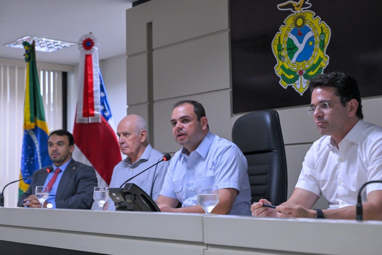No momento, você está visualizando Roberto Cidade conduz acordo com empresas médicas e garante repasse de R$ 276 milhões