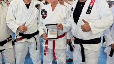 O Ministro do Supremo Tribunal Federal, Luiz Fux, recebeu uma homenagem do Delegado-Geral Adjunto Guilherme Torres em reconhecimento aos relevantes serviços prestados à cidadania por meio do esporte e do Jiu-Jitsu.