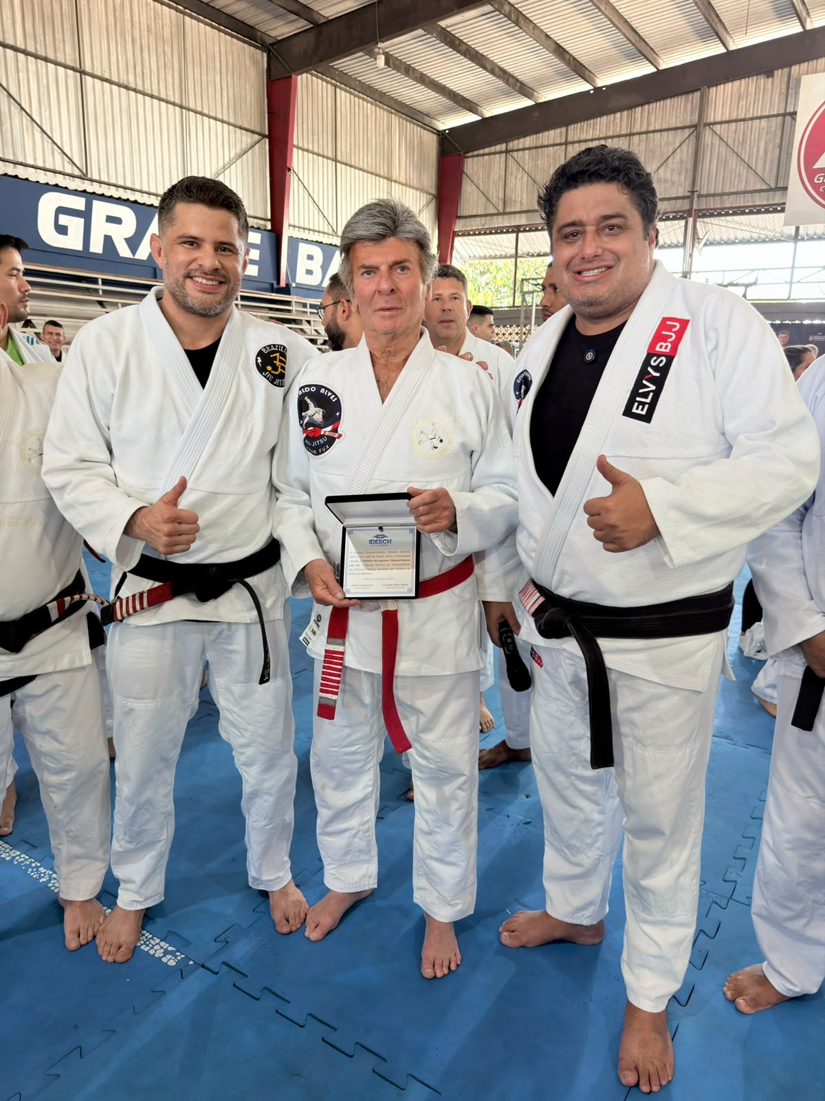 No momento, você está visualizando O Ministro do Supremo Tribunal Federal, Luiz Fux, recebeu uma homenagem do Delegado-Geral Adjunto Guilherme Torres em reconhecimento aos relevantes serviços prestados à cidadania por meio do esporte e do Jiu-Jitsu.