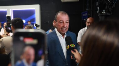 No primeiro debate, Omar destaca mudança com experiência e apresenta plano para reorganizar serviços públicos