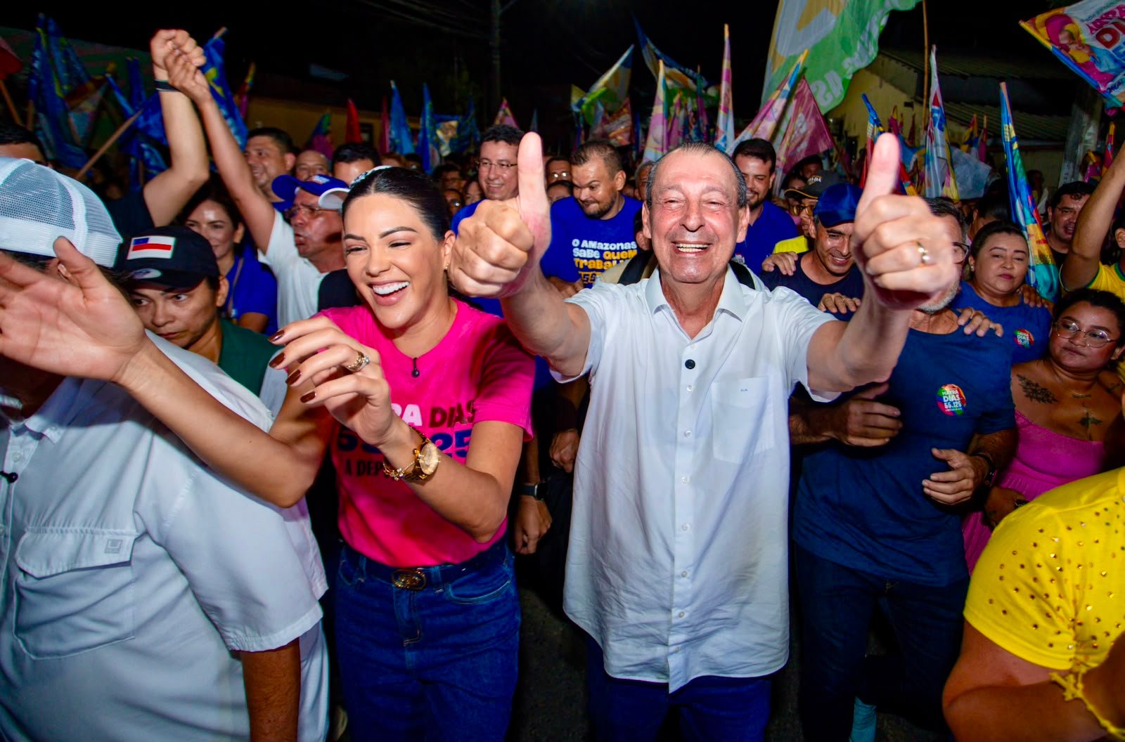 No momento, você está visualizando Diante de multidão nas ruas de Parintins, Omar apresenta proposta para construir hospital regional para o Baixo Amazonas