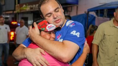 Roberto Cidade leva campanha às ruas do São José ao lado de Marcos Rotta