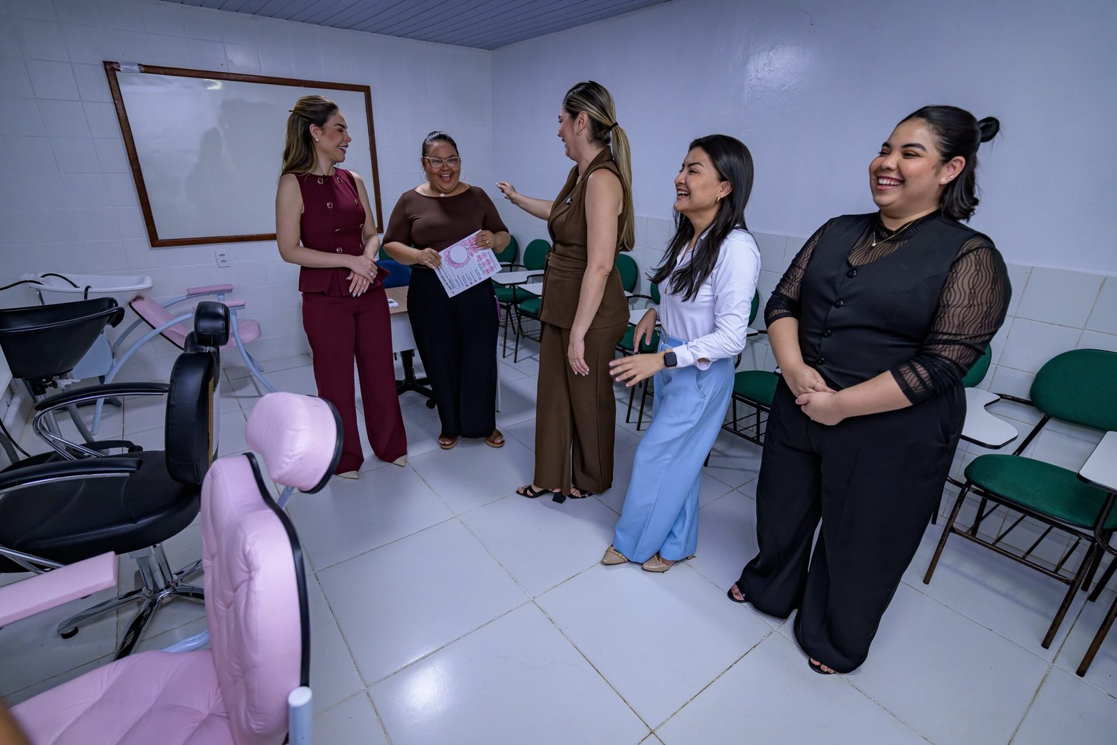 No momento, você está visualizando Thaisa Cidade acompanha ação de qualificação profissional para mulheres em situação de vulnerabilidade