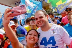 Leia mais sobre o artigo Roberto Cidade dialoga com comerciantes e reforça propostas durante corpo a corpo na zona Leste