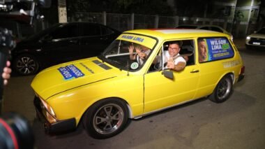 Com Brasília amarela e adesivaço, Wilson Lima inicia campanha ao Senado pelas ruas de Manaus