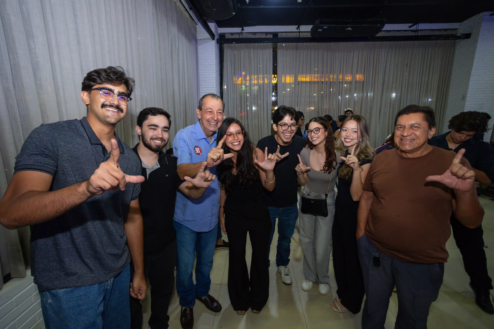 No momento, você está visualizando Estudantes terão estágio remunerado e cursos de IA para facilitar acesso ao primeiro emprego, propõe Omar