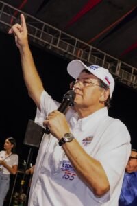 Leia mais sobre o artigo Eduardo Braga lidera com força: 1º lugar para o Senado com 50%