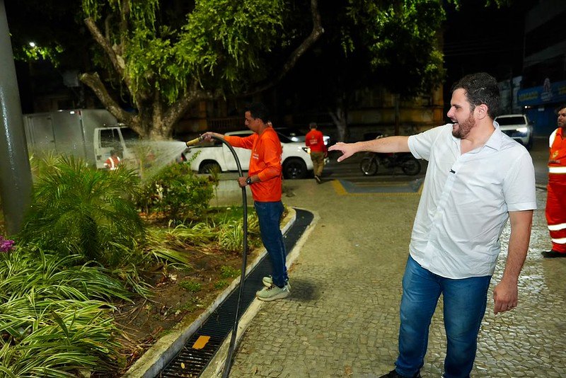 No momento, você está visualizando Prefeito Renato Junior amplia irrigação de árvores em Manaus durante período de calor extremo