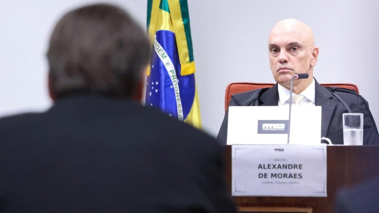 No momento, você está visualizando Alexandre de Moraes declara-se impedido para votar sobre liberdade de Bolsonaro