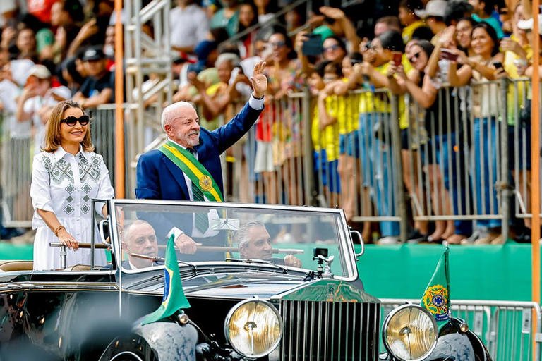 No momento, você está visualizando 7 de setembro: Lula diz que Brasil não deve ‘baixar a cabeça’ diante de potências estrangeiras