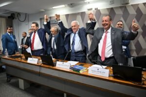 Leia mais sobre o artigo Com relato de Omar, comissão do Senado aprova projeto que reduz a jornada semanal dos trabalhadores sem redução salarial