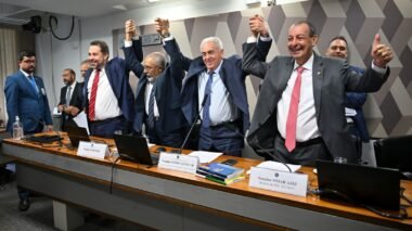 Com relato de Omar, comissão do Senado aprova projeto que reduz a jornada semanal dos trabalhadores sem redução salarial