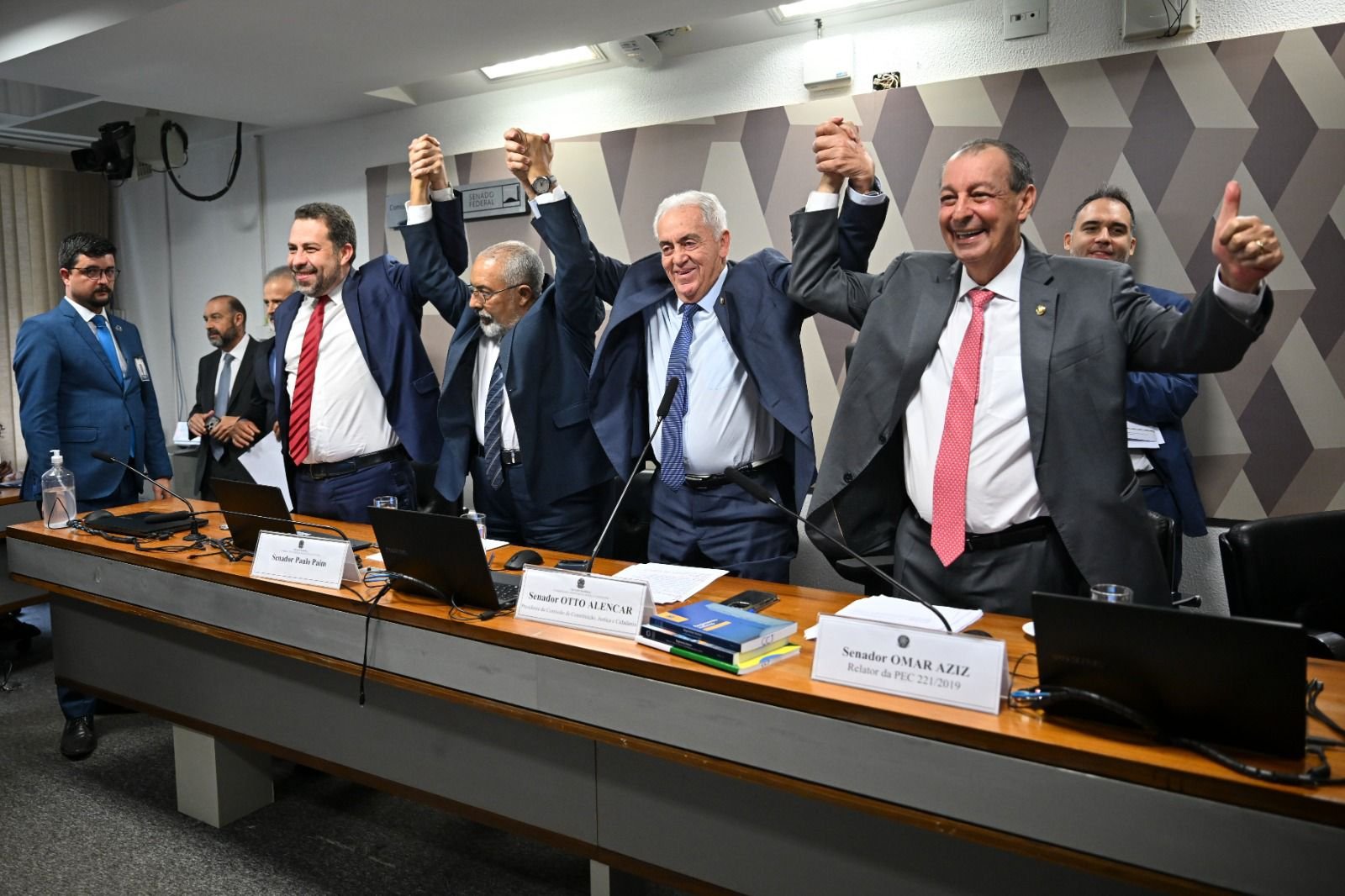 No momento, você está visualizando Com relato de Omar, comissão do Senado aprova projeto que reduz a jornada semanal dos trabalhadores sem redução salarial