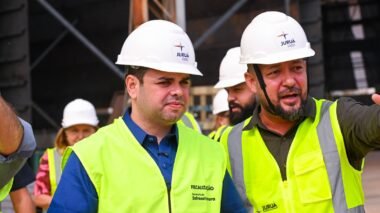 Roberto Cidade inspeciona construção de terminais flutuantes para comunidades do interior do Amazonas