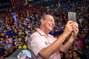 Leia mais sobre o artigo Omar Aziz visita obras em Tefé e Alvarães, e reúne multidões em agenda pelo interior do Amazonas