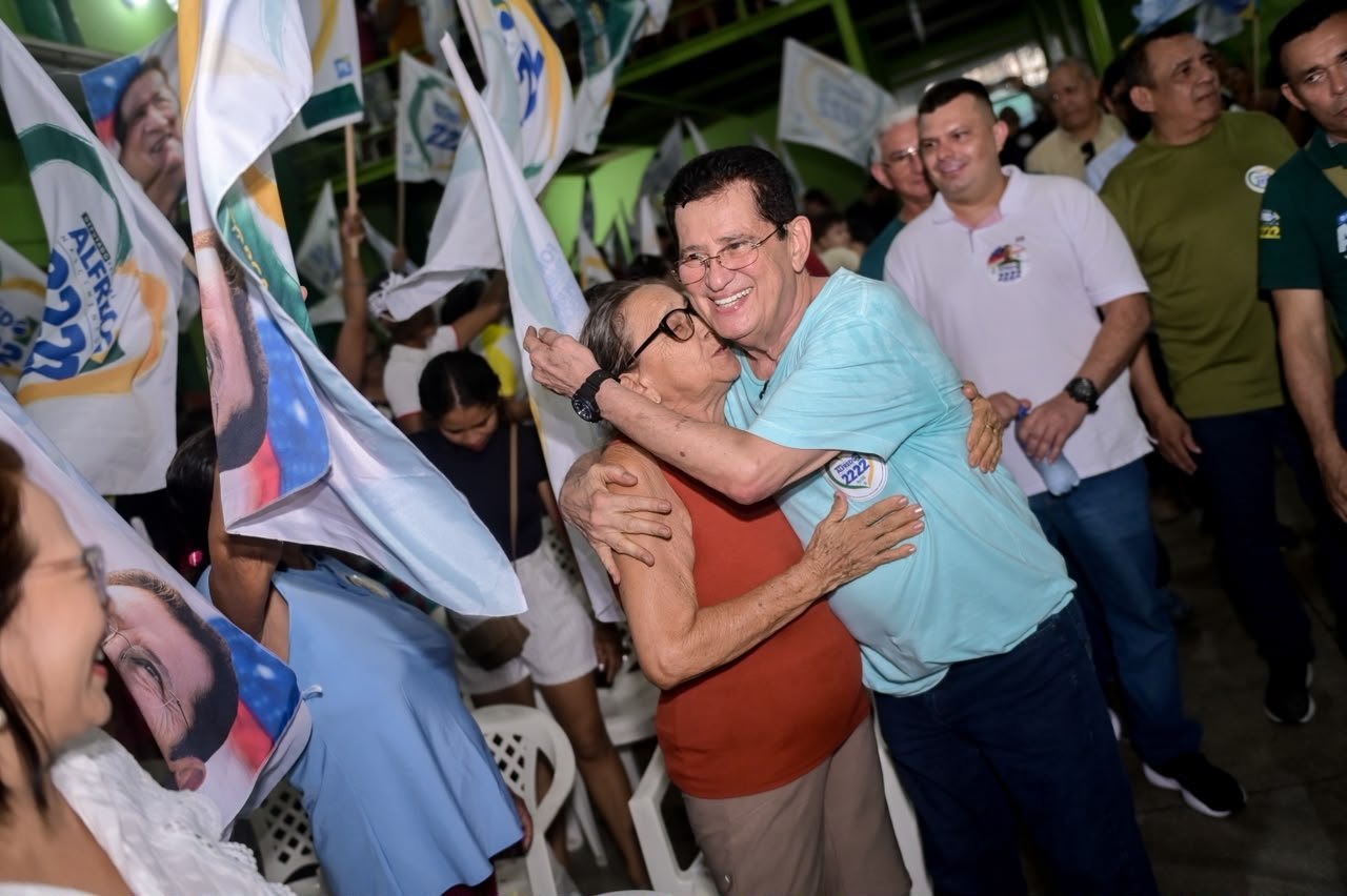 No momento, você está visualizando Alfredo Nascimento reúne multidões em Maués e Parintins na reta final das eleições