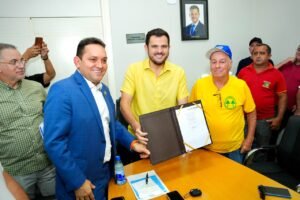 Leia mais sobre o artigo Prefeito Renato Junior sanciona lei aguardada há 25 anos que garante subsídio de até R$ 3 milhões mensais para o transporte complementar de Manaus